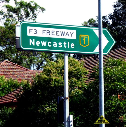 Directional sign for the F3 freeway in the Sydney suburbs