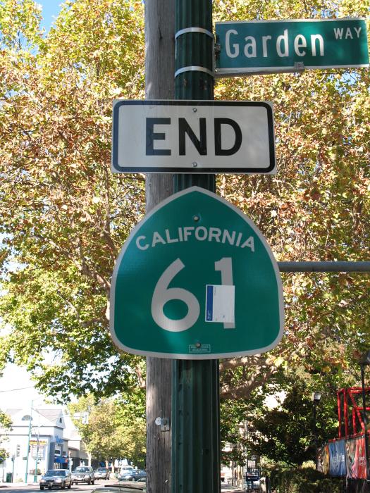 Designation of the end of California 61 in Alameda, but maps show it continuing beyond this point (September 2007)