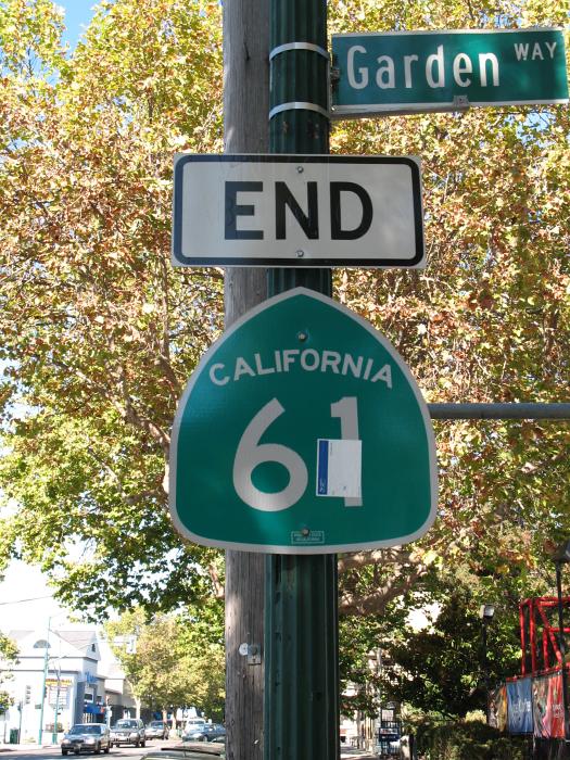 Designation of the end of California 61 in Alameda, but maps show it continuing beyond this point (September 2007)