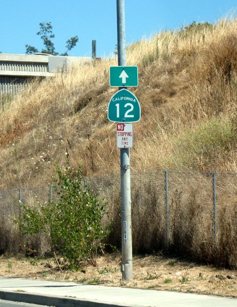 California 12 marker with odd arrow placement in Santa Rosa