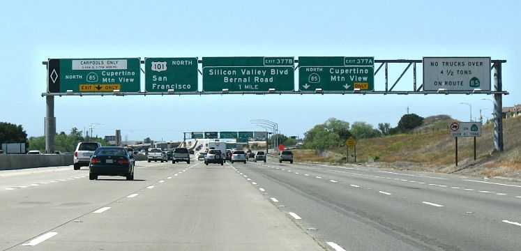Advance exit sign gantry on US 101 northbound for California 85 in San Jose