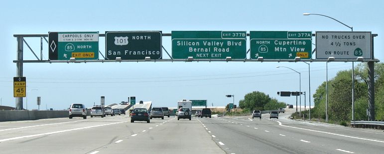 Exit sign gantry on US 101 northbound for California 85 in San Jose