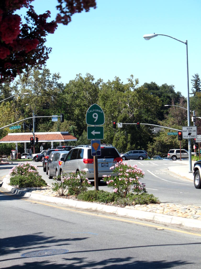 Route marker for California 9 in the median of Saratoga-Los Gatos Road