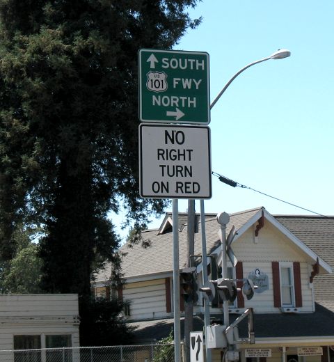 Directional sign for US 101 freeway entrances in Healdsburg, California