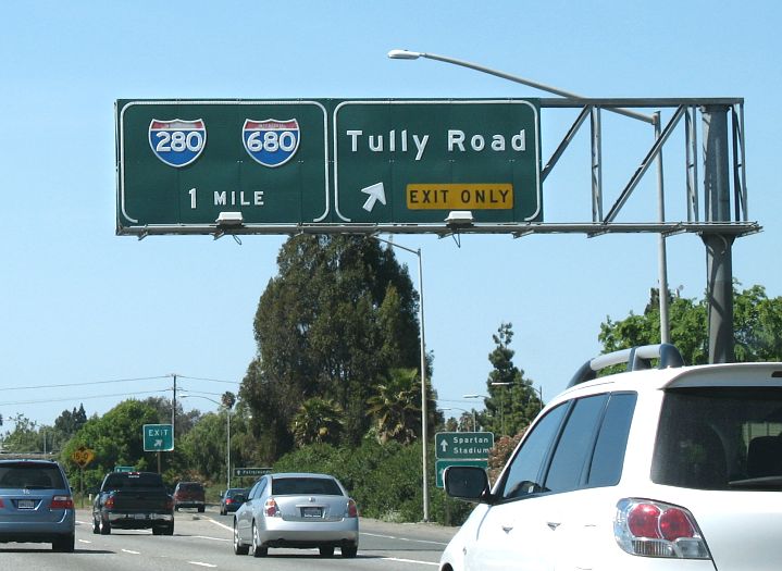 Button reflectors on exit signs on US 101 northbound in San Jose