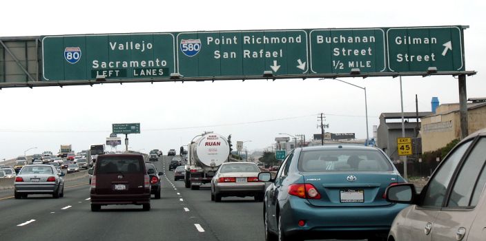 Advance sign in Berkeley for the I-80/I-580 split at the concurrence's northern end in Albany, California