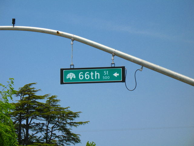 Clearview font on new signal at 66th Street and Telegraph in Oakland (2008, close-up)