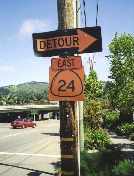 Detour marker for California 24 in Oakland