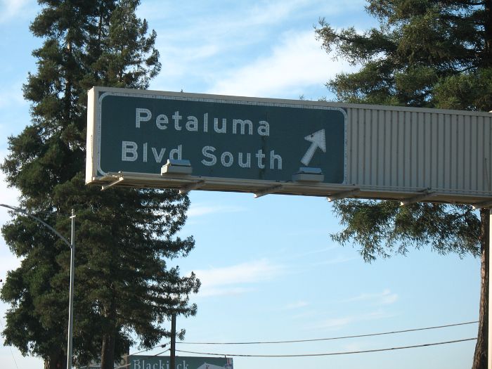 Exit for Petaluma Boulevard South from US 101 northbound in Petaluma