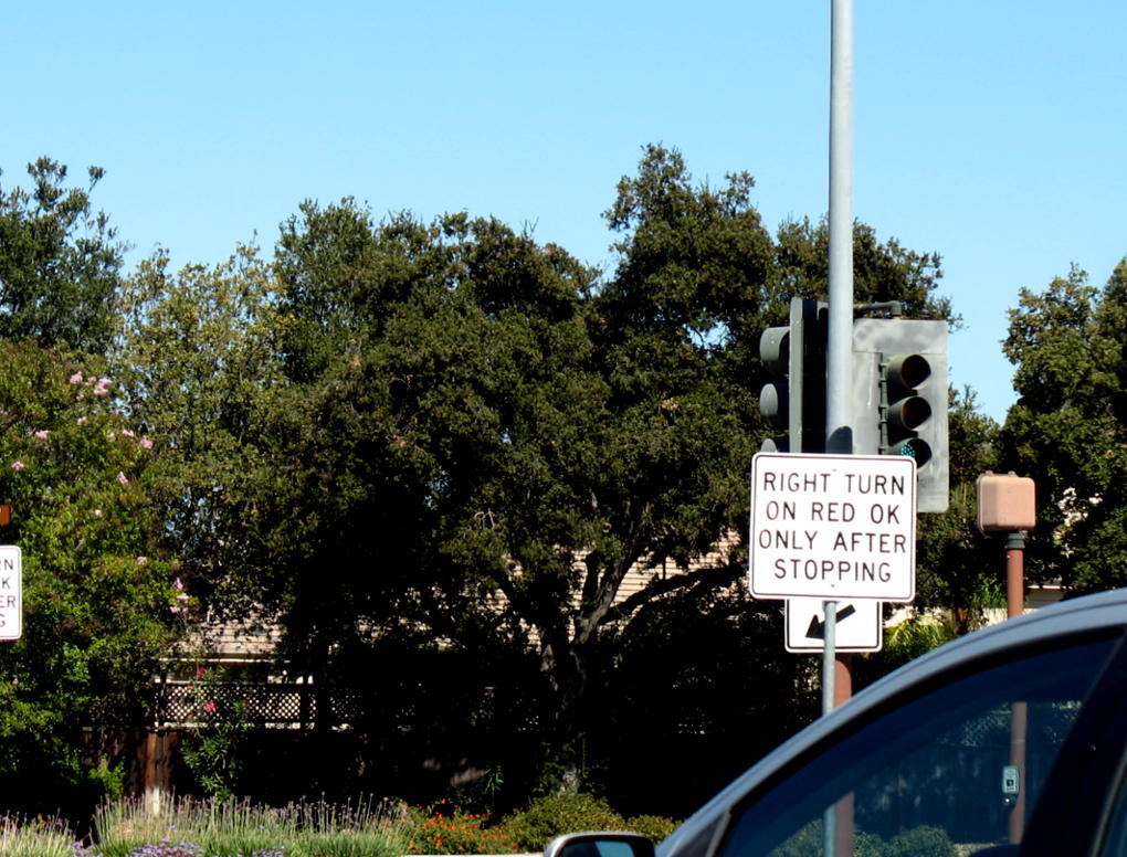 Detailed right-turn-on-red sign in Saratoga, California
