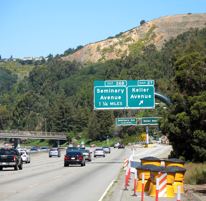 New-style and old-style freeway guide signs on Interstate 580 in Oakland
