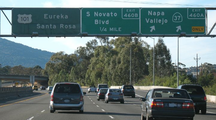 Old-style button reflector sign and new-style reflective signs on US 101 northbound in Novato, California