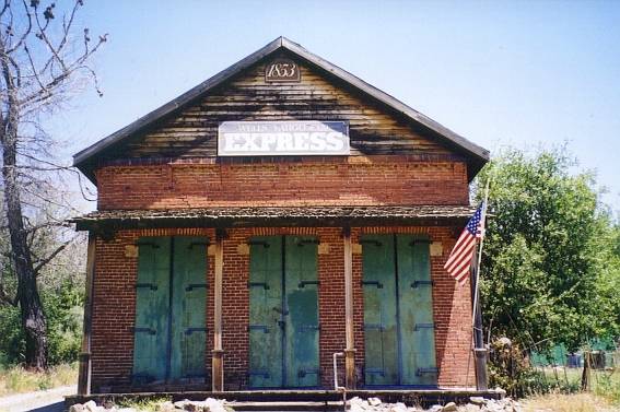 Isolated Wells Fargo Express building in Nevada County, California