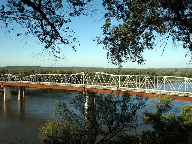 Missouri River bridge at Hermann (2007)