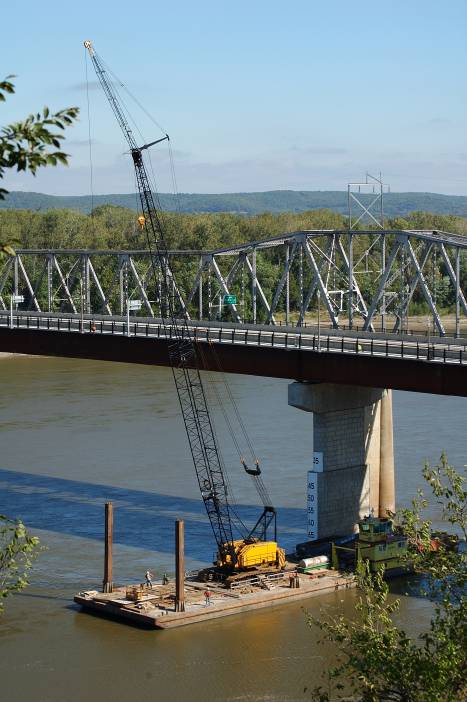 Crane at the Missouri River bridge at Hermann (2007)