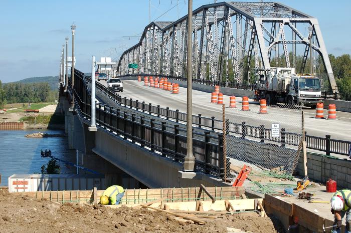 Pedestrian walkway for the new Missouri River bridge at Hermann (2007)