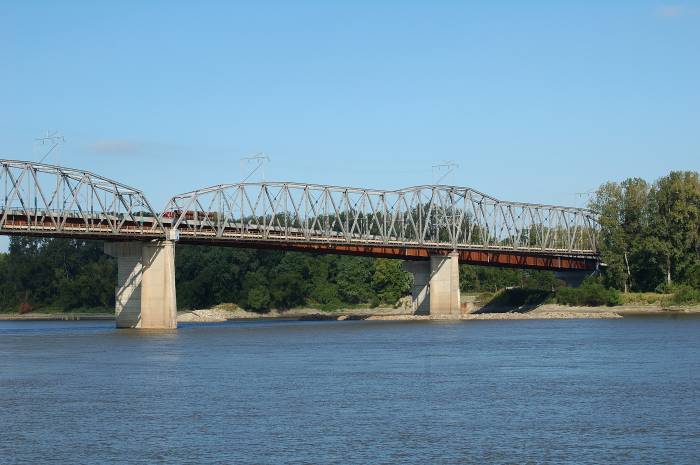 North end of the old Missouri River bridge at Hermann (2007)