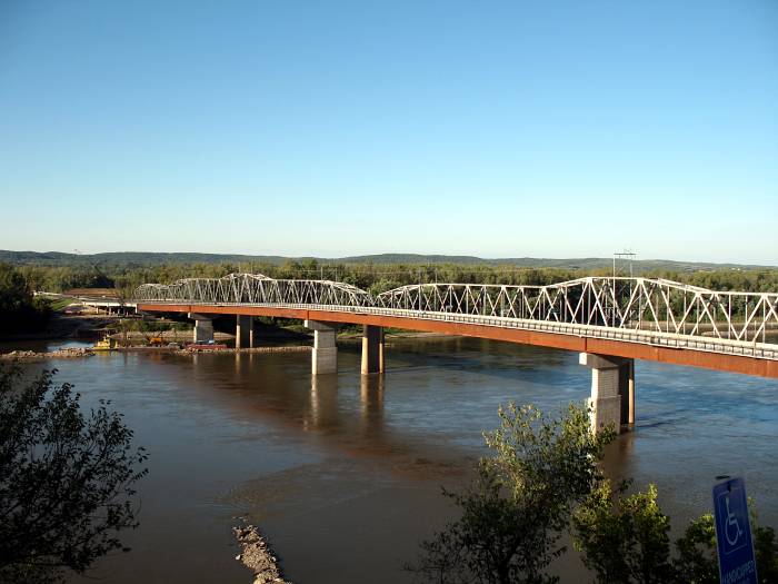 Afternoon view of the Missouri River bridge at Hermann (2007)