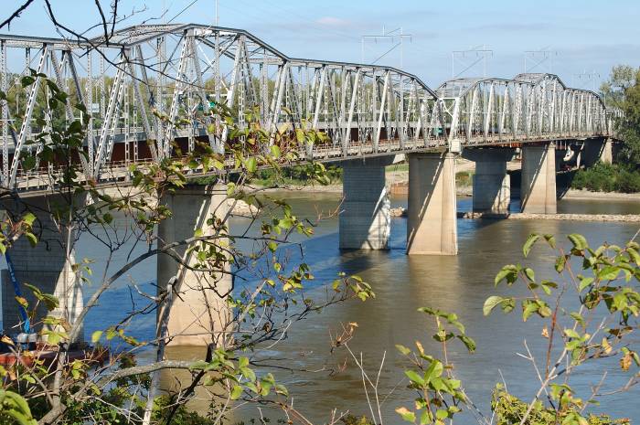 Old Missouri River bridge at Hermann (2007)