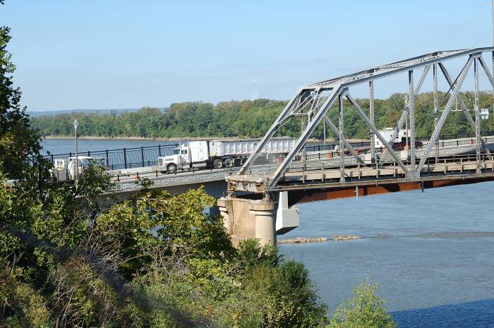 The south end of the old Missouri River bridge at Hermann, already removed (2007)