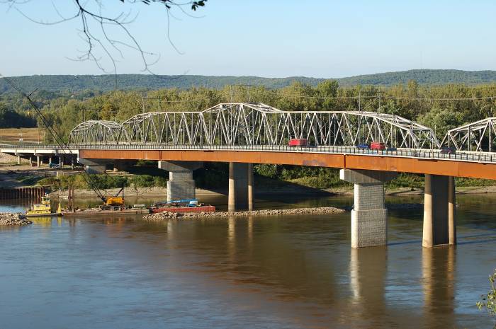 North side of the Missouri River bridge at Hermann (2007)