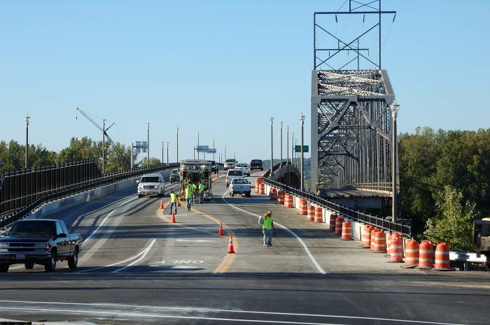 The new south end of Missouri River bridge at Hermann (2007)