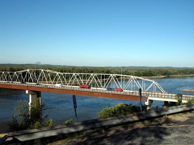 New and old Missouri River bridges at Hermann (2007)