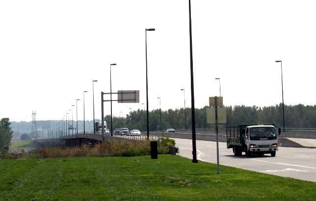 Side view of the new Chouteau Bridge (taken in 2008)