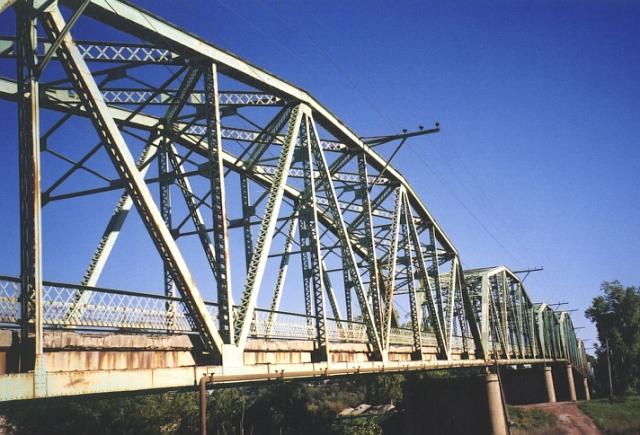 Side view of the Lexington Bridge (2003)