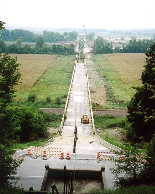 South end of the 1925 Lexington Bridge, seen from the top of the steps on Highland Avenue (2005)