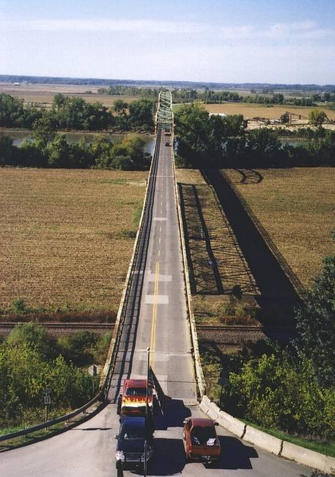 South end of the 1925 Lexington Bridge, seen from the top of the steps on Highland Avenue (2003)