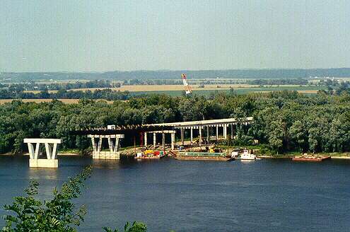 The new Mark Twain bridge, under construction in 1998 at Hannibal, Mo.