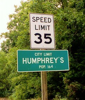 Stray apostrophe in city limit sign for Humphreys, Mo.
