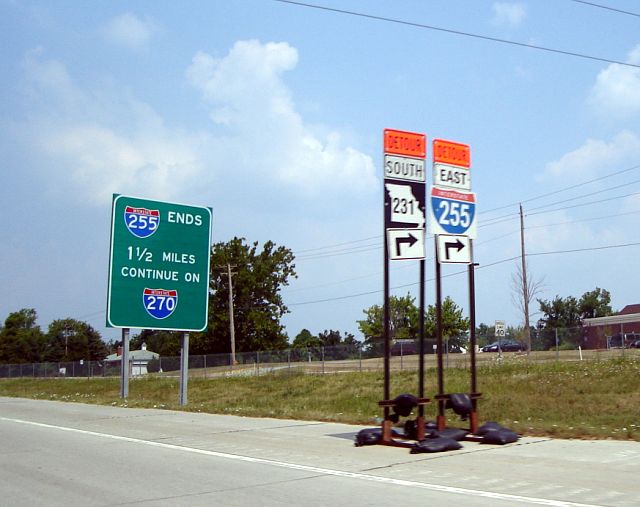 Odd fonts and shapes for Missouri 231 and Interstate 255 in St. Louis County