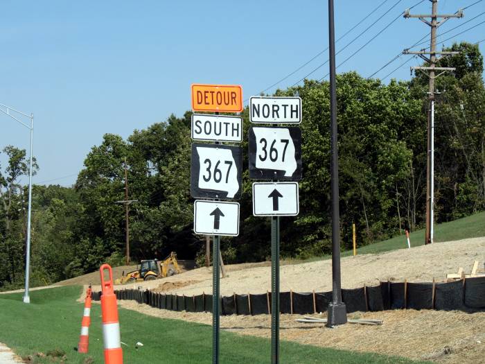 Confusing set of detour markers for Missouri 367