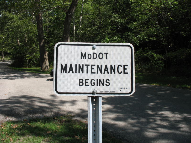 Maintenance beginning sign on Missouri 128 in Grundy County