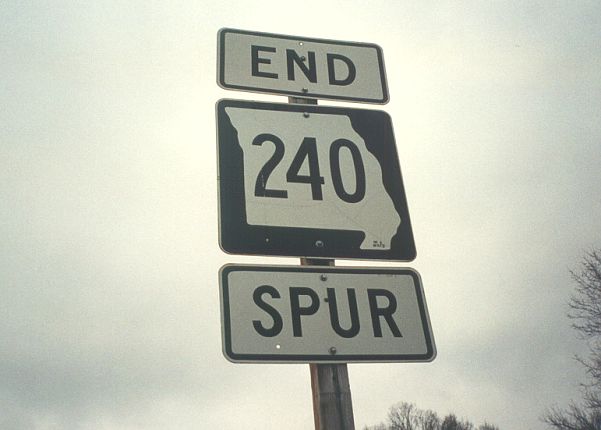 End of Spur Missouri 240 in Howard Coutny