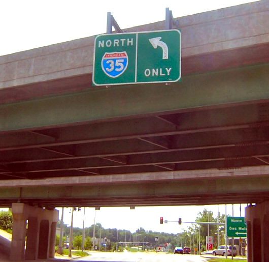 Older-style button-reflector lane sign for Interstate 35 in Kansas City, Mo.