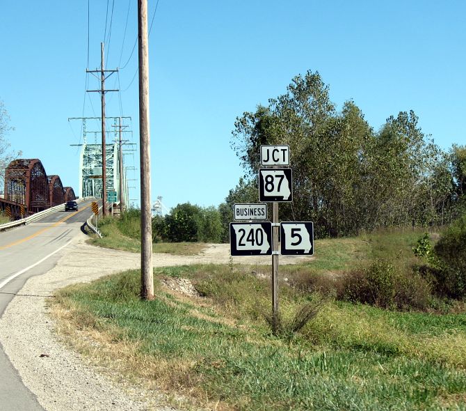 The junction's nowhere in sight because you first have to cross the Missouri River into Glasgow on Missouri 240