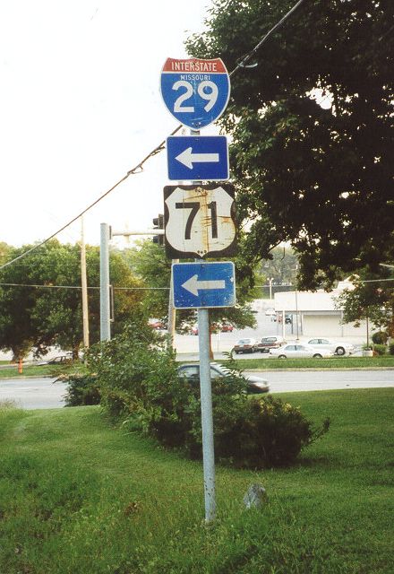 Blue arrows for Interstate 29 and US 71 in Platte Woods, Mo.