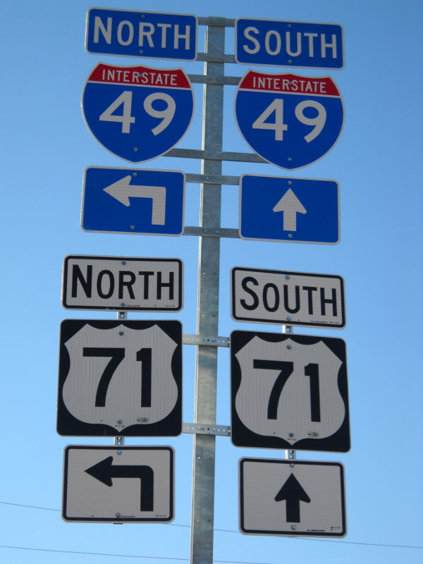 Lack of state name on Interstate route shield in Joplin, Mo.