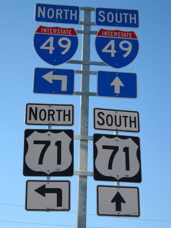 Lack of state name on Interstate route shield in Joplin, Mo.