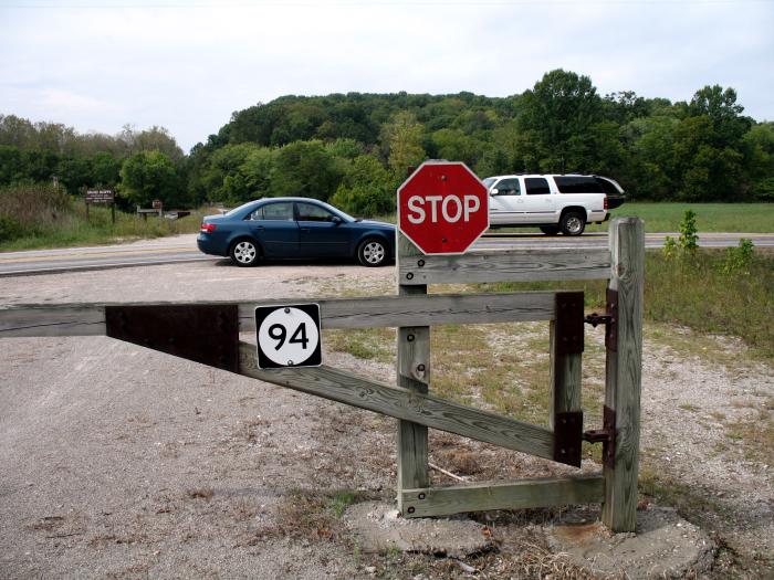 Circle marker rather than state-outline marker on Missouri 94 at a Katy Trail crossing