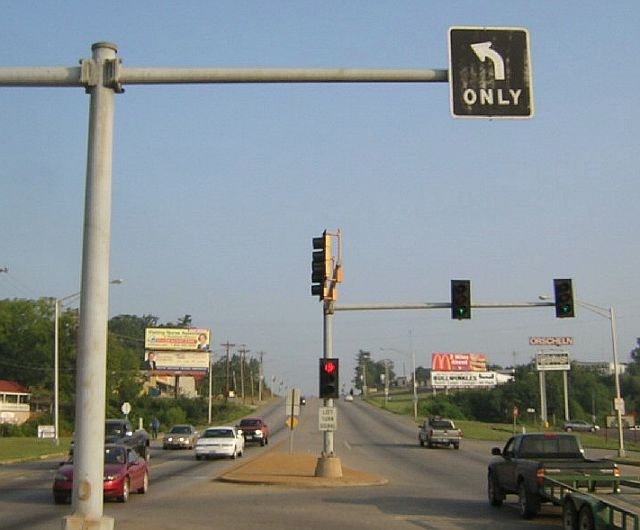 Left-turn advisory sign with button reflectors in Poplar Bluff, Mo.