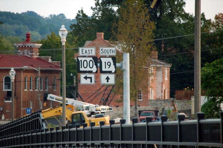 Route markers on the Hermann bridge across the Missouri River (2007)