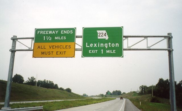 Upcoming end of Missouri 13 freeway southbound after the Lexington Bridge (2005)
