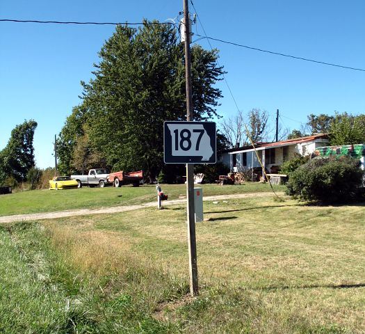 No banner for westbound Missouri 187 in Howard County