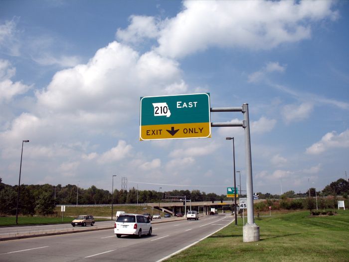 Big green sign for Missouri 210 in North Kansas City