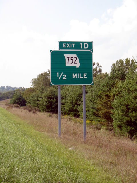 Exit for Missouri 752 from Interstate 229 in St. Joseph
