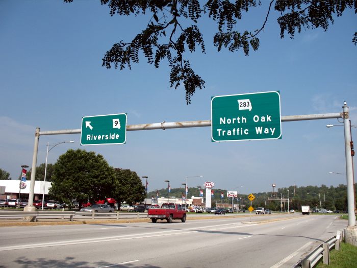 Signs at the Missouri 9/283 split in North Kansas City